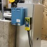 représente l'armoire de manoeuvre de l'ascenseur récemment installée