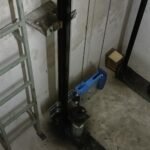 cette photo montre la poulie tendeuse en cuvette récemment remplacée