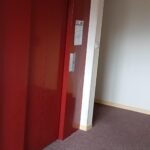 représente la signalisation palière récemment posée sur la porte palière