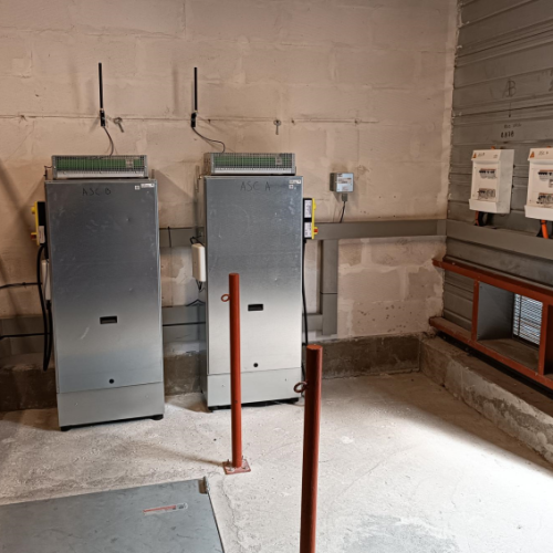 photo d'armoires de manoeuvre d'ascenseurs