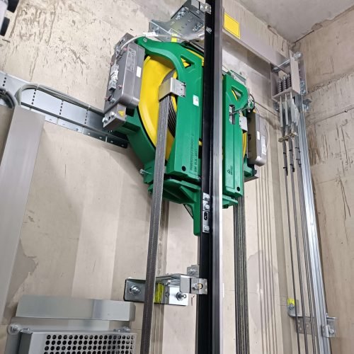 photo d'une gearless dans une gaine d'ascenseur