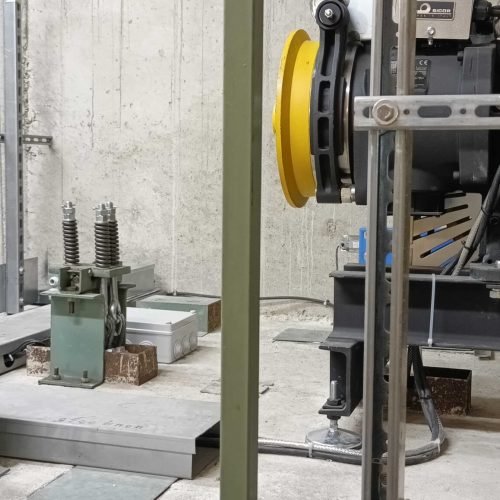 machinerieavecattachecableetlimiteur