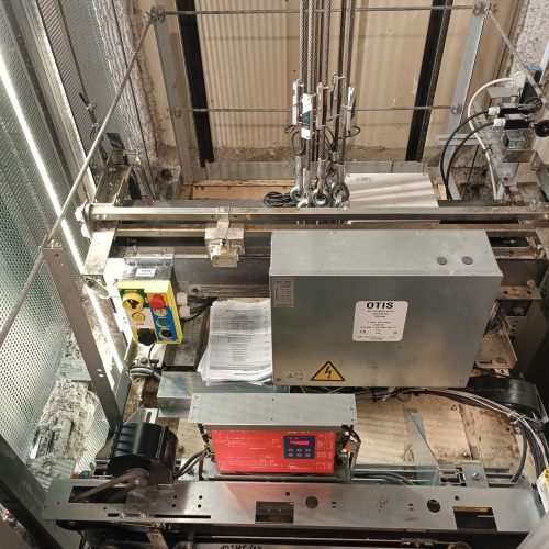 photo d'un toit cabine d'ascenseur